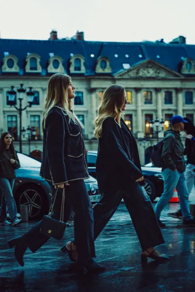 Femme affaire marche